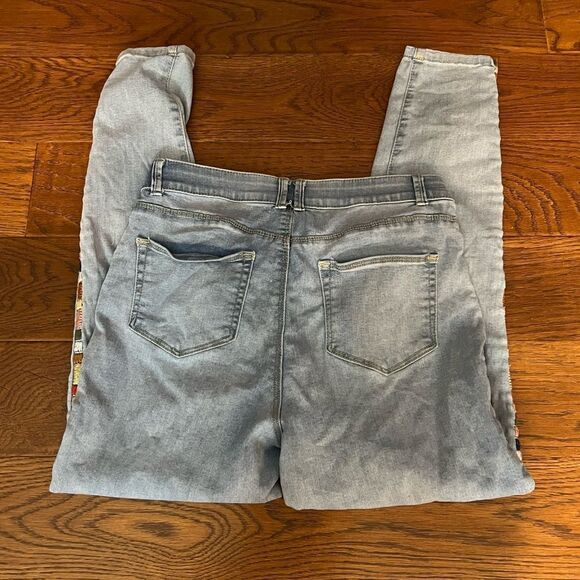 Gorgeous multicolored embroidered Knox Rose high rise size 8 light wash jeans - Picture 4 of 7